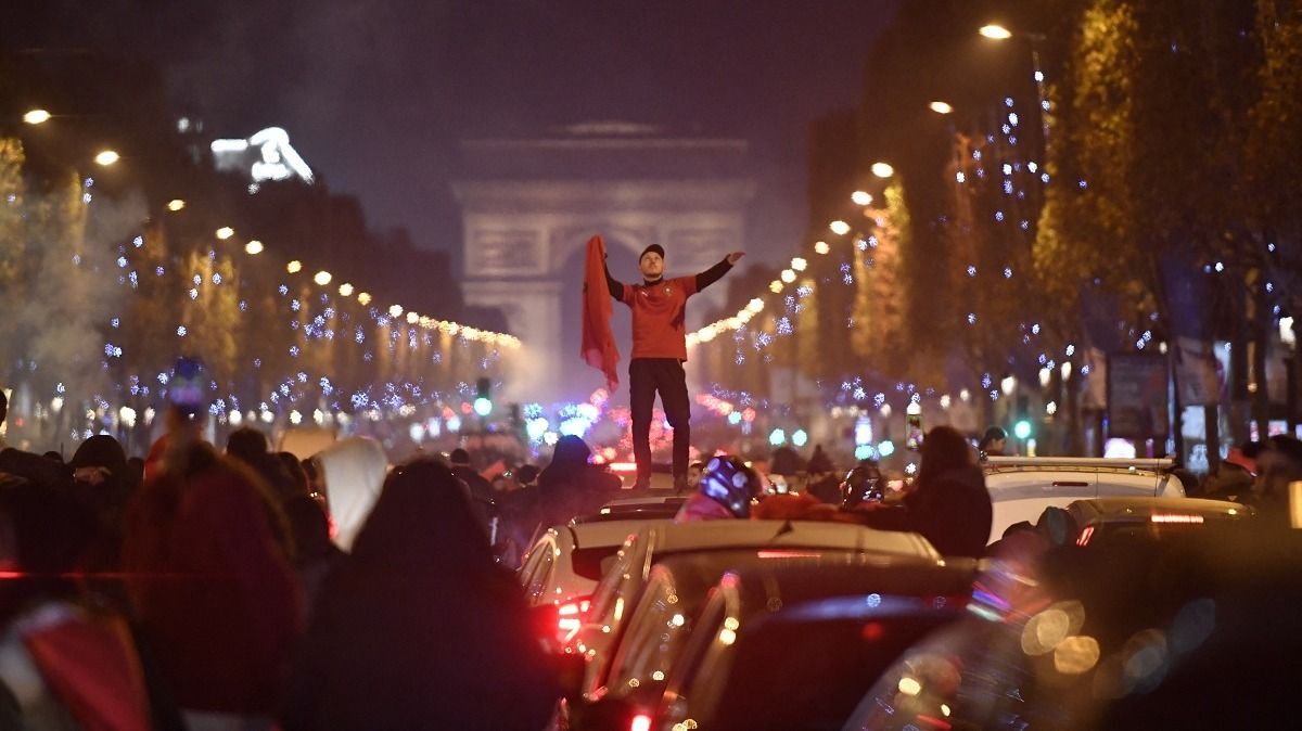 Marokkóiak tömegei ünnepeltek - és részben balhéztak - már korábban is a Champs-Elysées-n