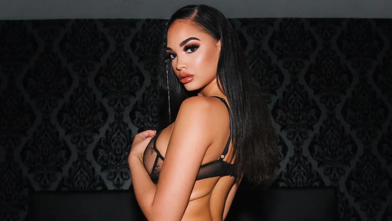 A teraszon kezdett őrült vetkőzésbe a kebelcsoda dokinő