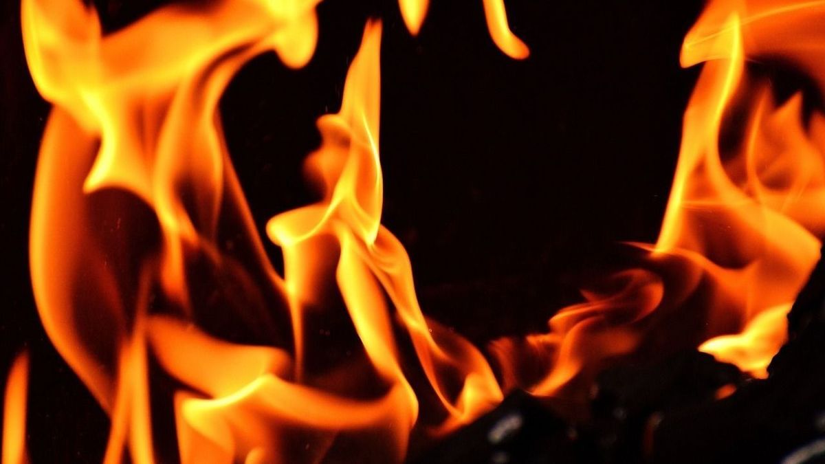 Kigyulladt egy vegyesbolt Alsóörsön, egy holttestet találtak a tűzoltók