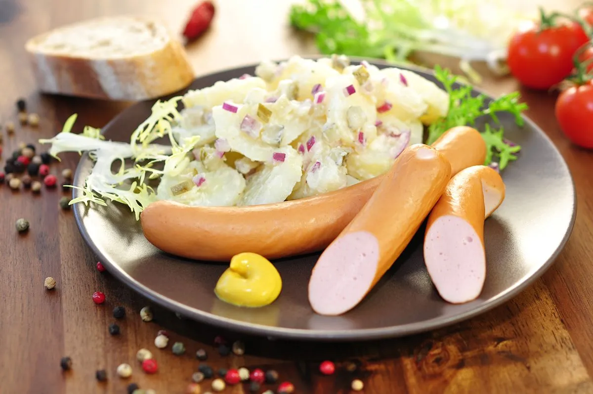 Sausages,,Frankfurter,And,Salad,On,Plate,,Closeup.