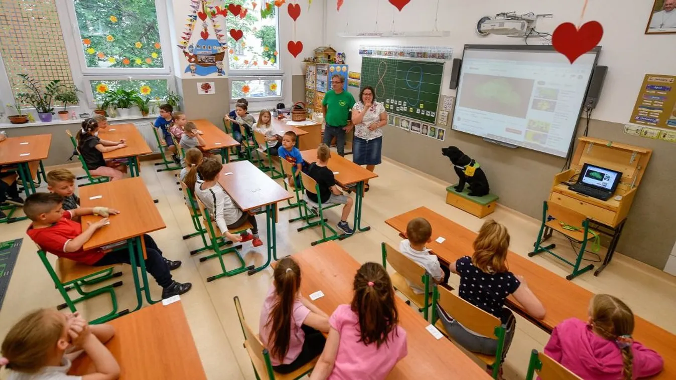 Máris rengeteg szülő töltötte ki az oktatási konzultációt