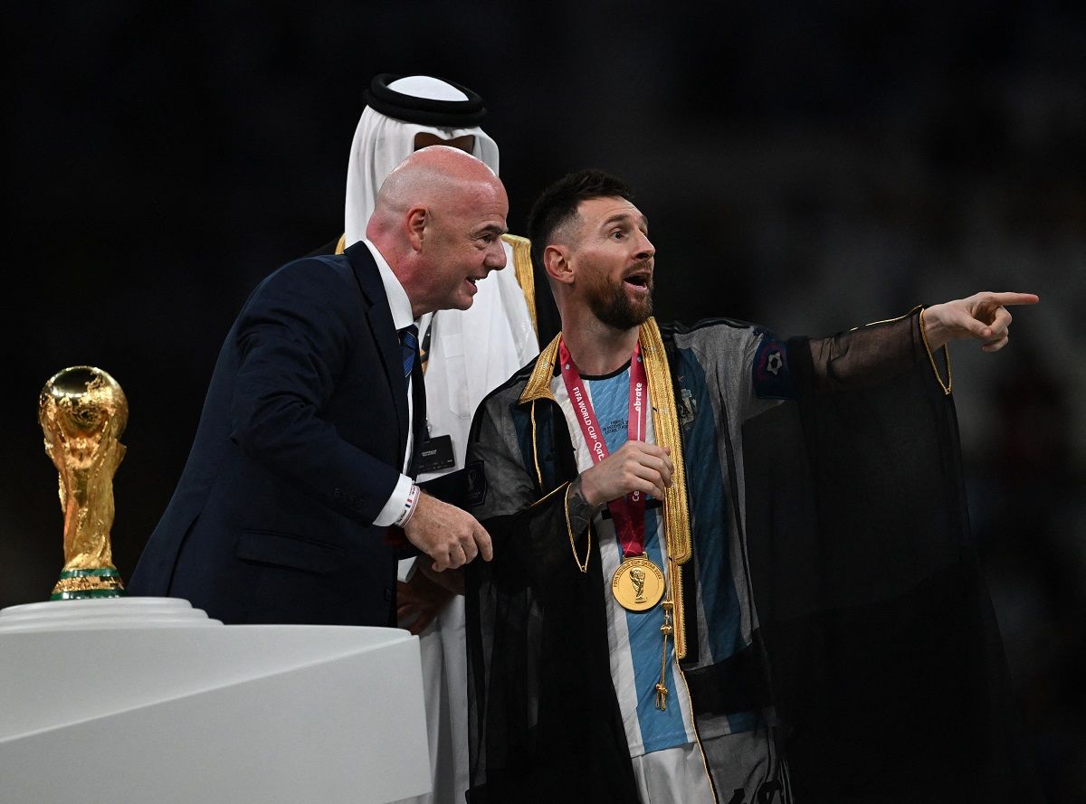 Infantino FIFA-elnök (balra) szabadította az arcátlan sztárséfet Messire és a vb-trófeára?