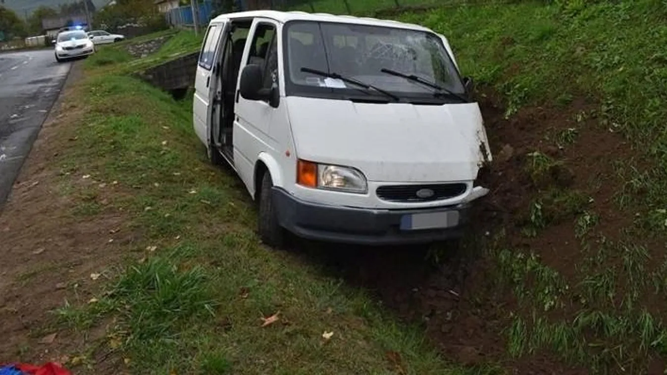 Brutális baleset, árokban kötött ki egy kisbusz