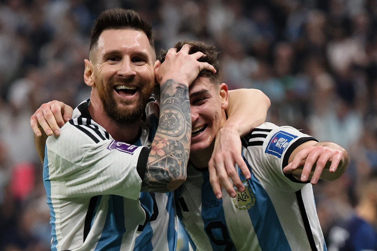 A 35 éves Messi (balra) és a 22 éves Álvarez: a szünetig lerendezték az elődöntőt