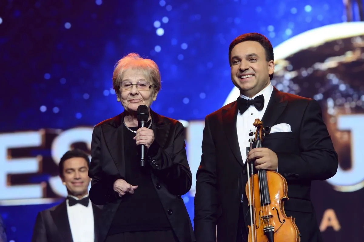 Törőcsik Mari a Nemzet Színésze és a Nemzet Művésze címmel kitüntetett, háromszoros Kossuth-, kétszeres Jászai Mari- és Balázs Béla-díjas színművésznő, érdemes és kiváló művész. A Halhatatlanok Társulatának örökös tagja. Mága Zoltán Prima Primissima-díjas hegedűművész.