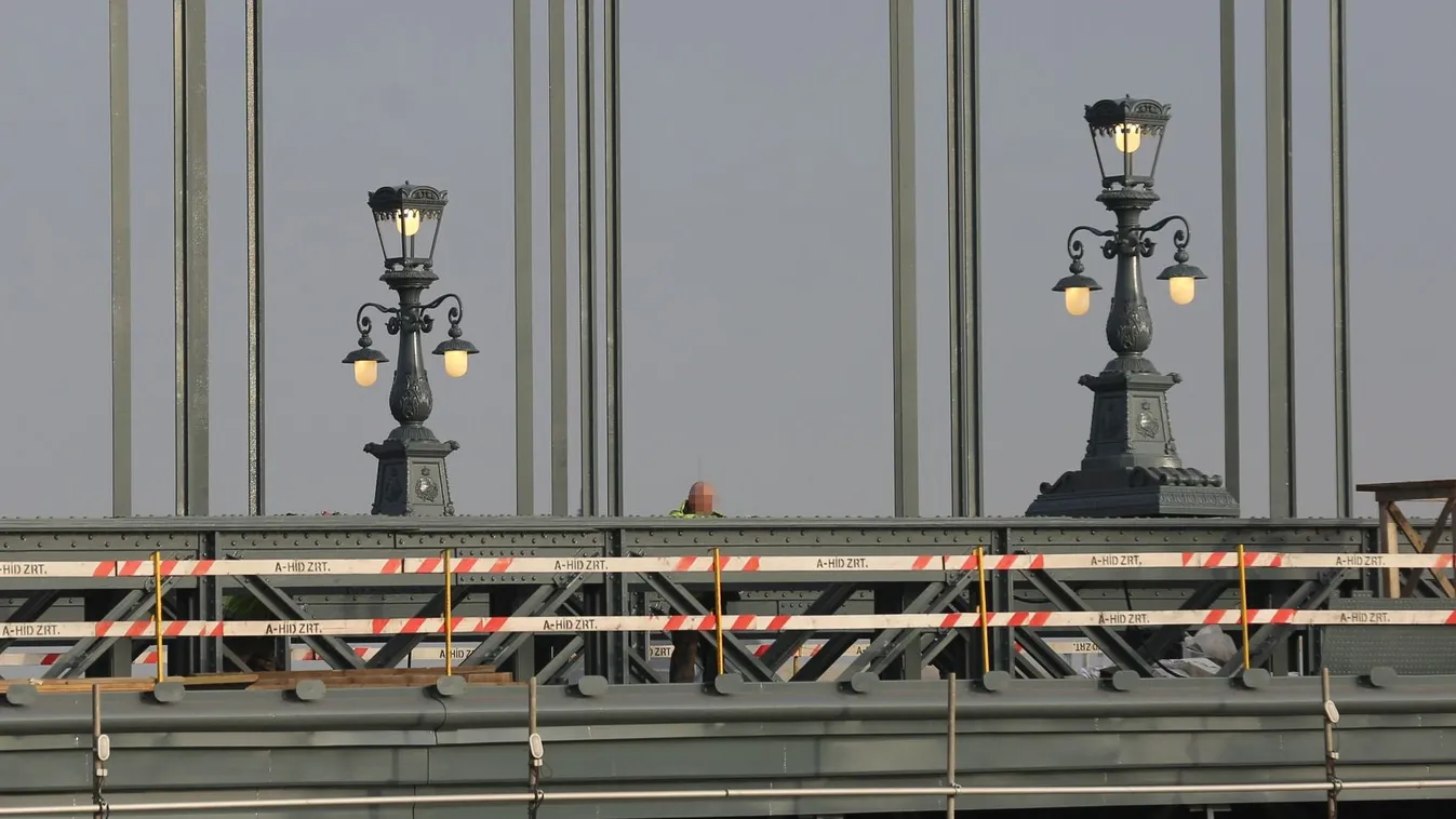 Éjjel-nappal égetik a díszkivilágítást a félkész Lánchídon