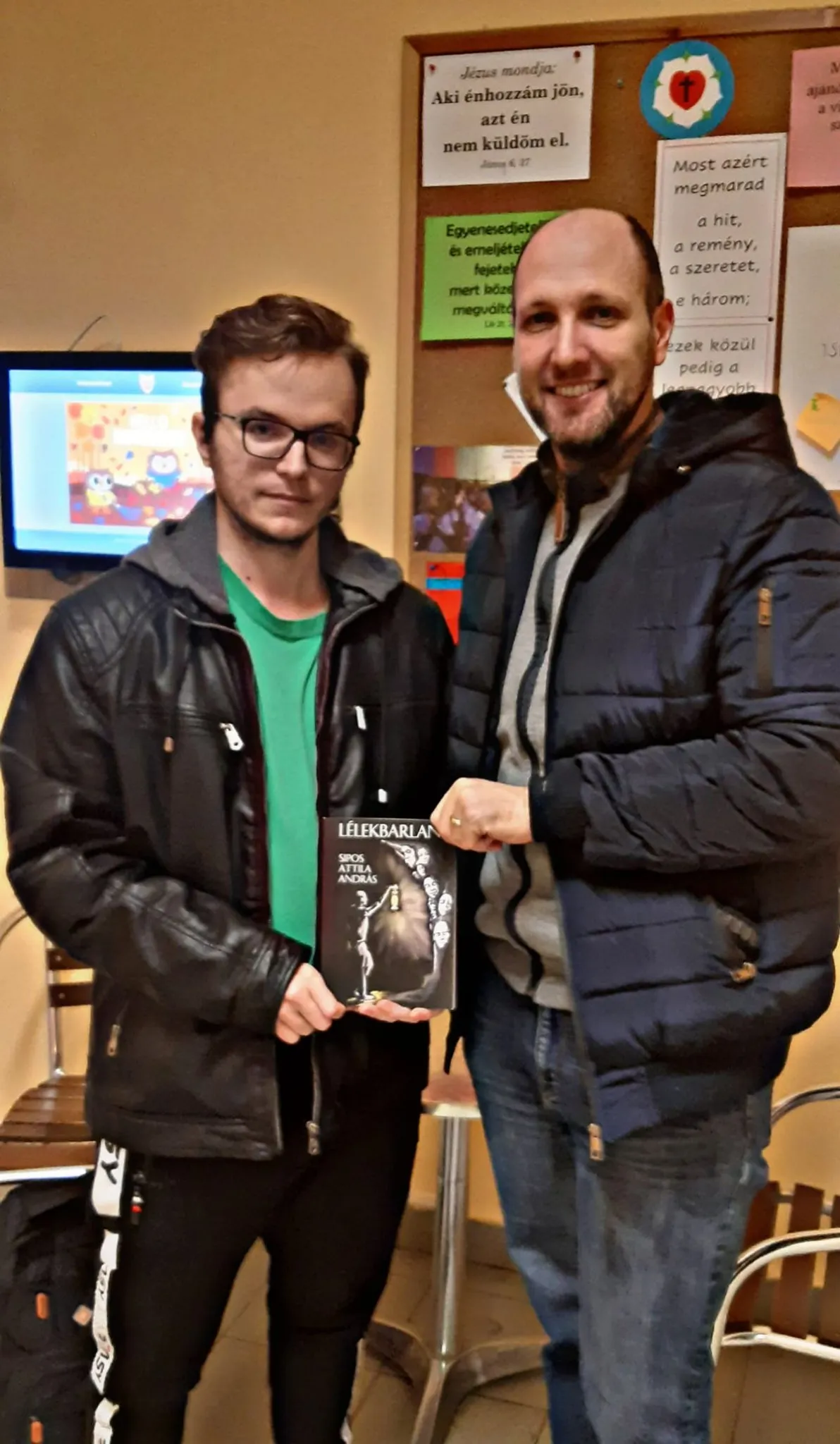 Sipos Attila András a verseskötete borítójának tervezőjével, Pócs Józseffel