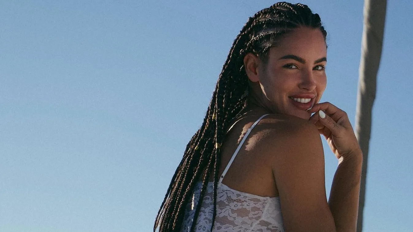 Bugyi nélkül napozott a brutál mellű nagykövetasszony