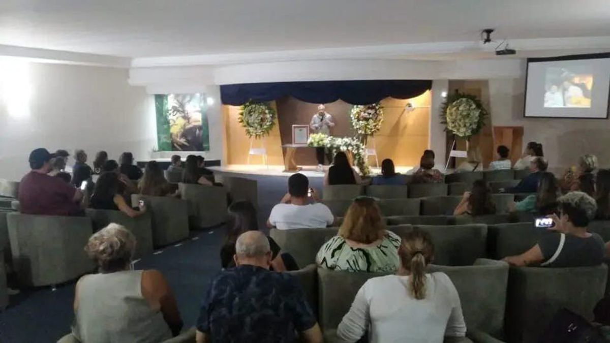 Sokkot kaptak a gyászolók: megjelent saját temetésén egy férfi - Videó