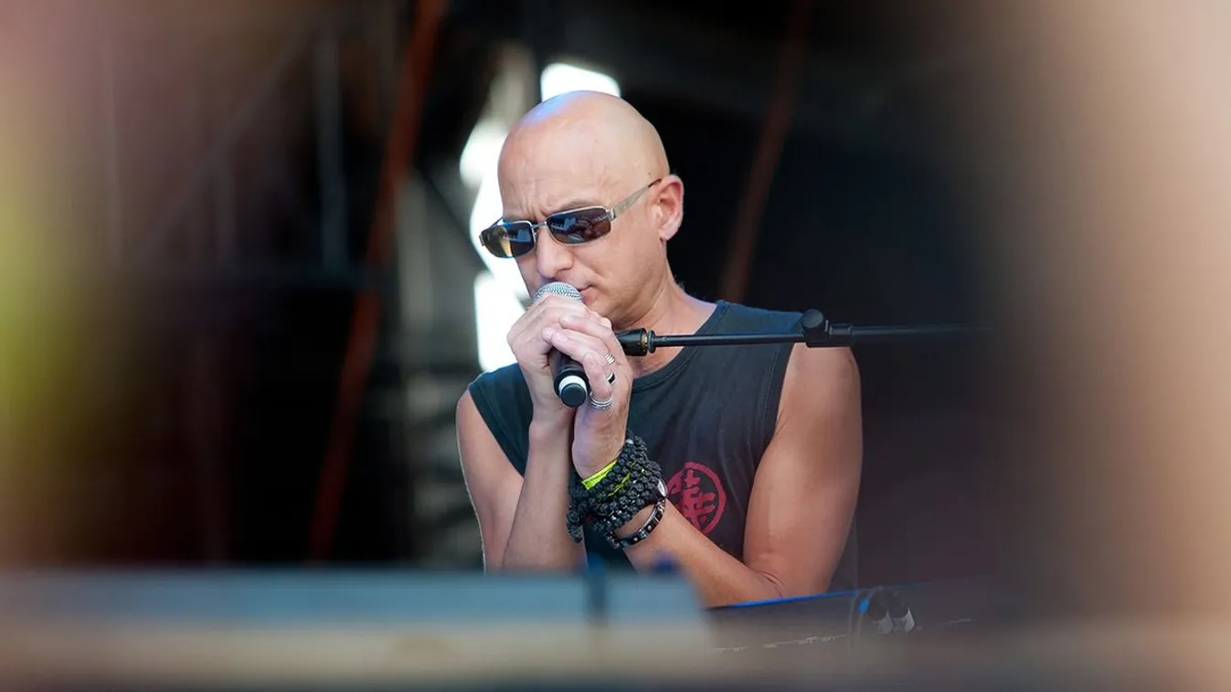 Meghökkentő ötlet: Cipővel duettezne Agárdi Szilvi