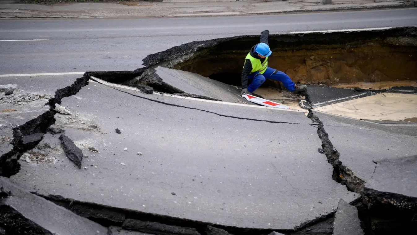 Megnyílt a föld Debrecenben - helyszíni fotók!
