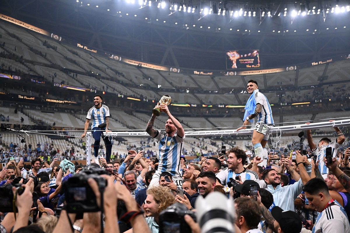 Messi és az argentinok boldogsága utánozhatatlan, csak a kezében a vb-trófea utánzat