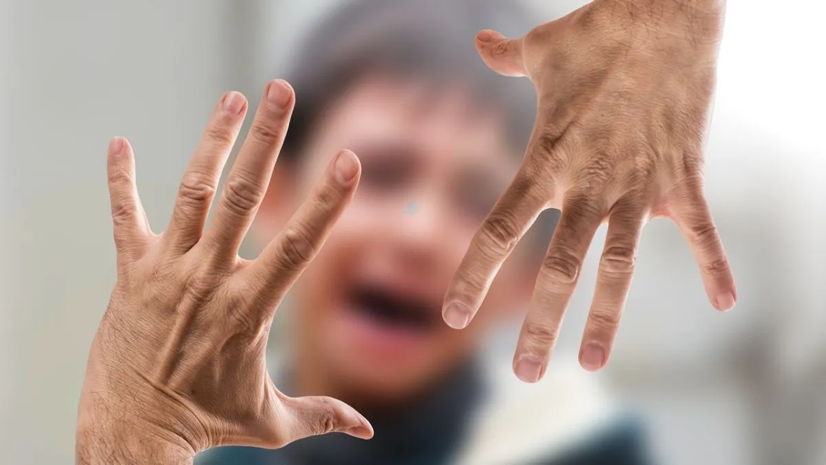 gyerek, gyermek, család, válás, bántalmazás, erőszak, megüt, megver, kézfej, tenyér,