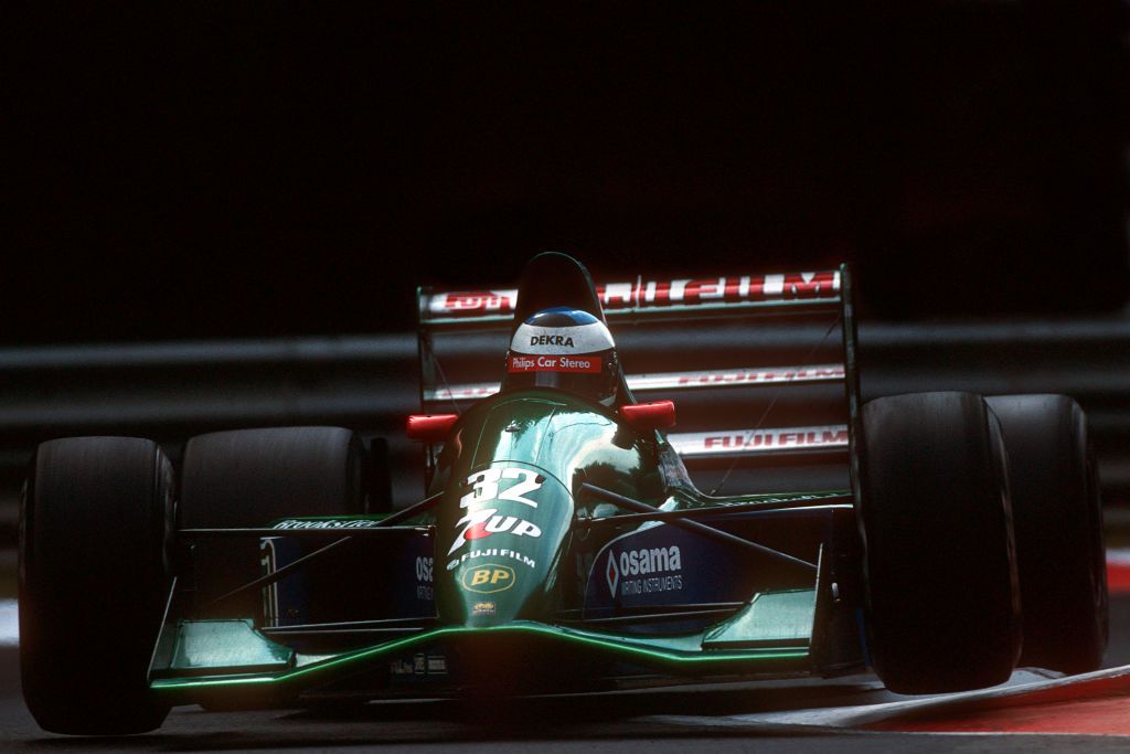 Michael Schumacher az első F1-futamán a most újra eladó Jordan versenyautóban
