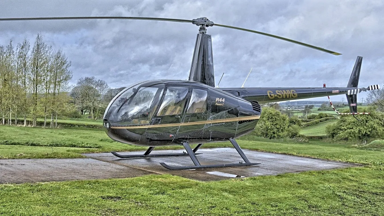 Megverték a pilótát, aki meccs közben landolt a pályán