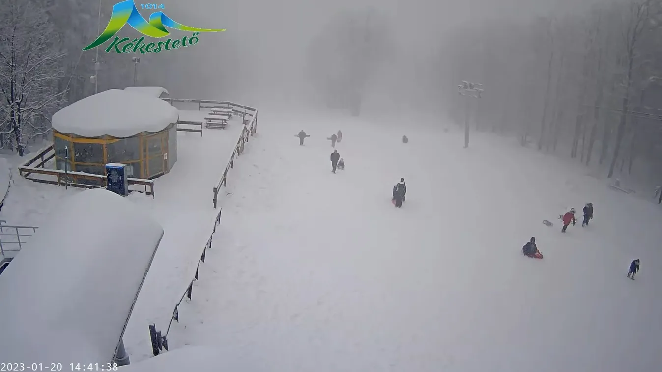 Végre van hó, itt lehet szánkózni, síelni