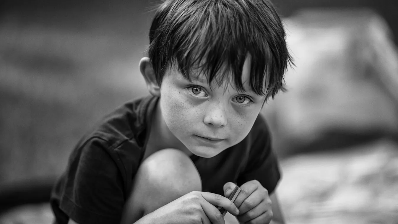 Tízedikről dobták le a 6 éves fiút a társai