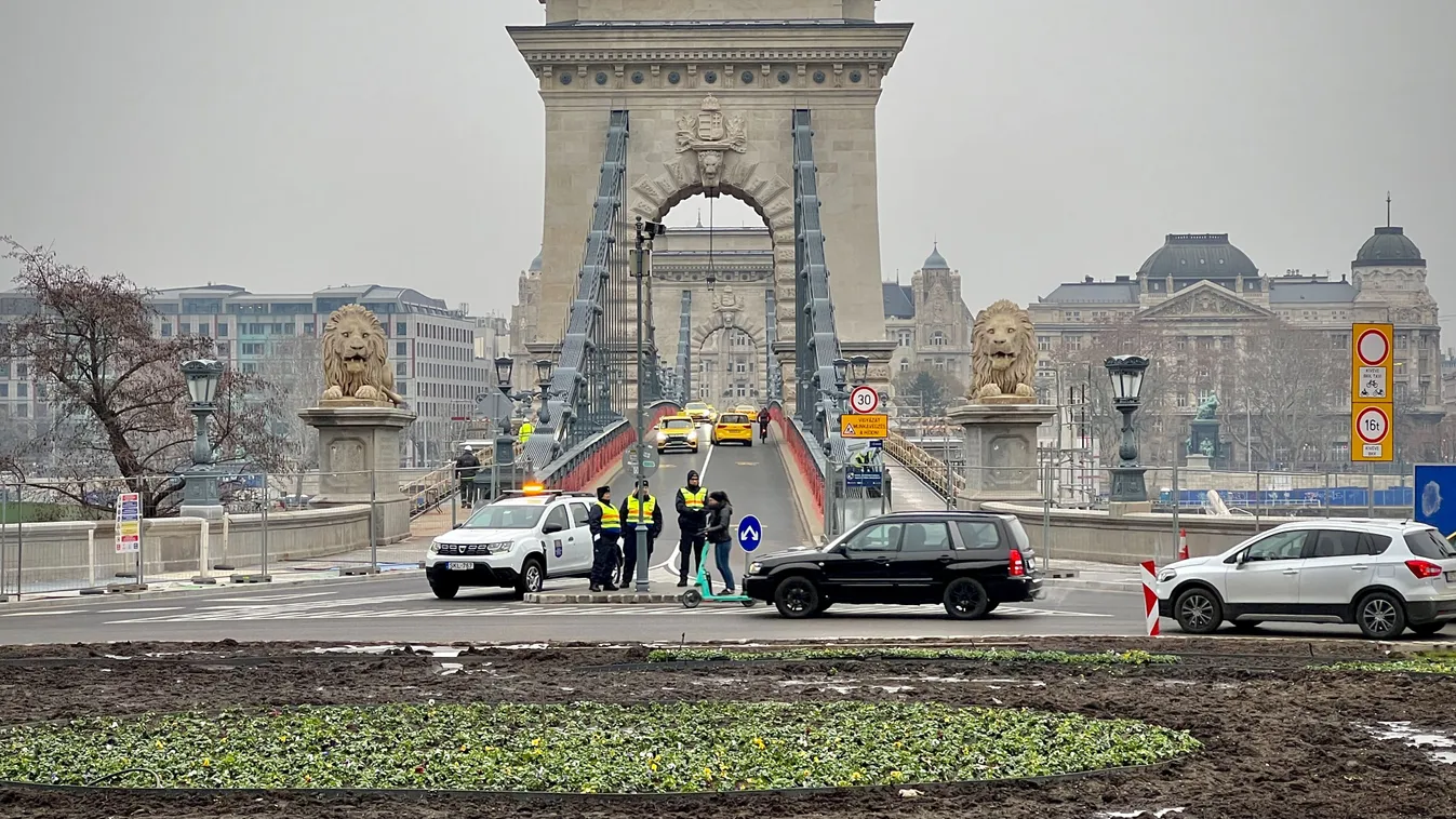 A sármedence kész, a virágágyás várat magára a Lánchídnál