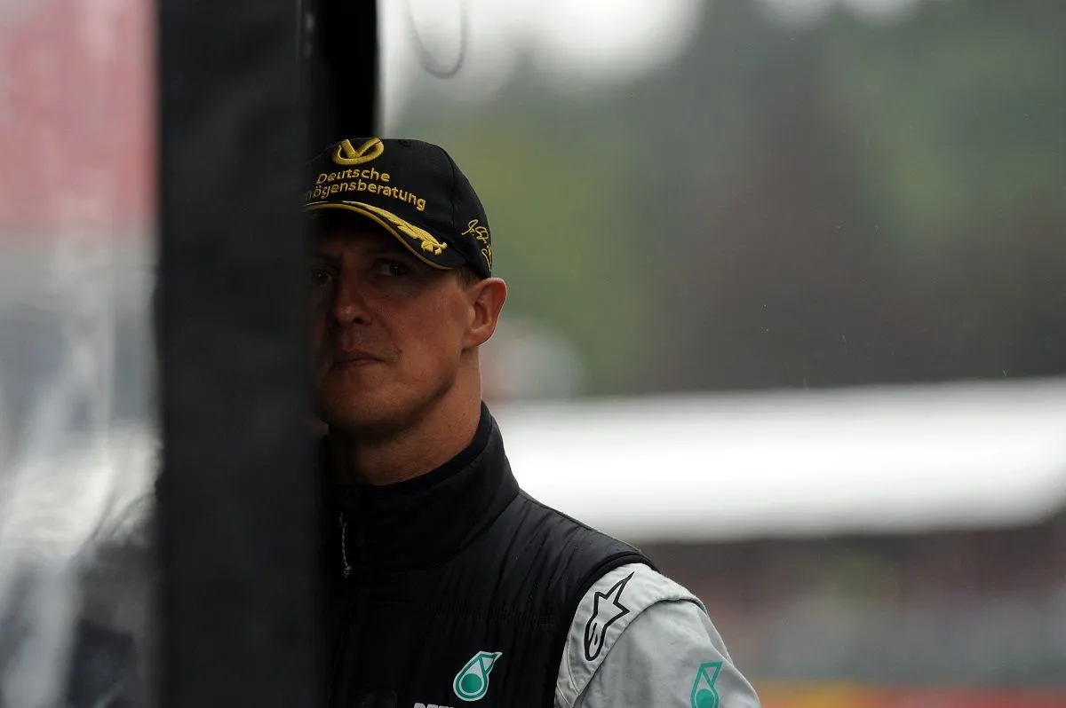 Schumi (itt 2011-ben, Spában) ha csak tehette, aktív éveiben is kerülte a nyilvánosságot