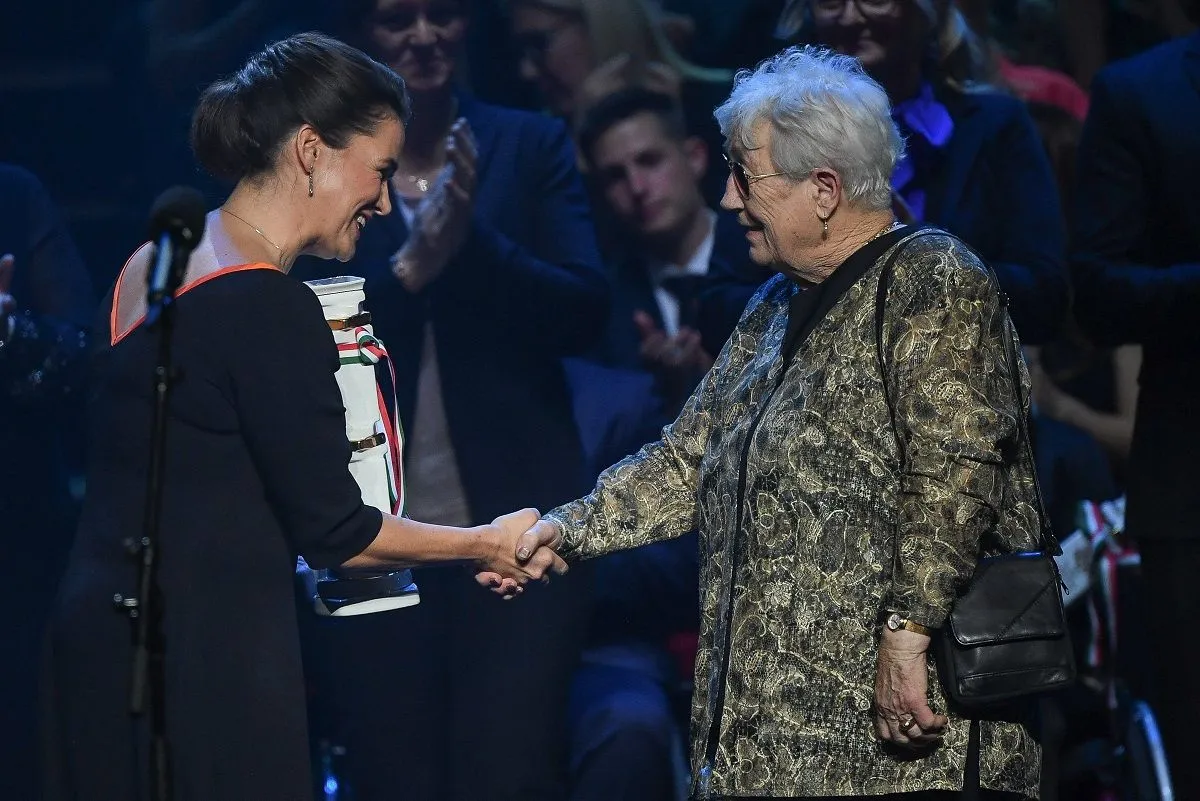 Novák Katalin köztársasági elnök adta át Fábiánné Rozsnyói Katalinnak az életműdíjat