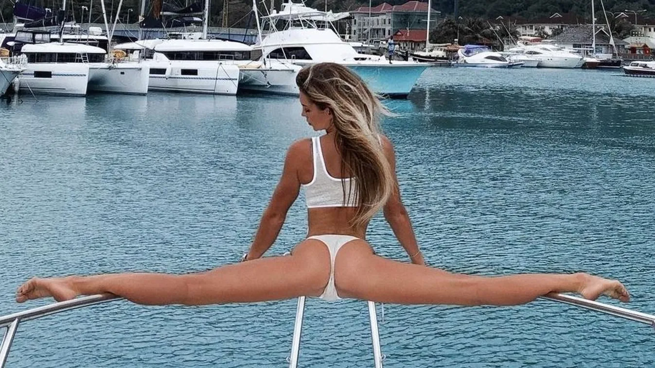 Égnek álló mellek, pucéran feküdt ki a bombázó úszónő