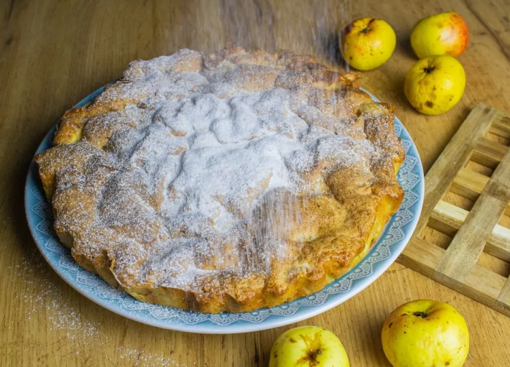 Wild,Apple,Aple,Pie,Cooking,With,Sugar,Powder