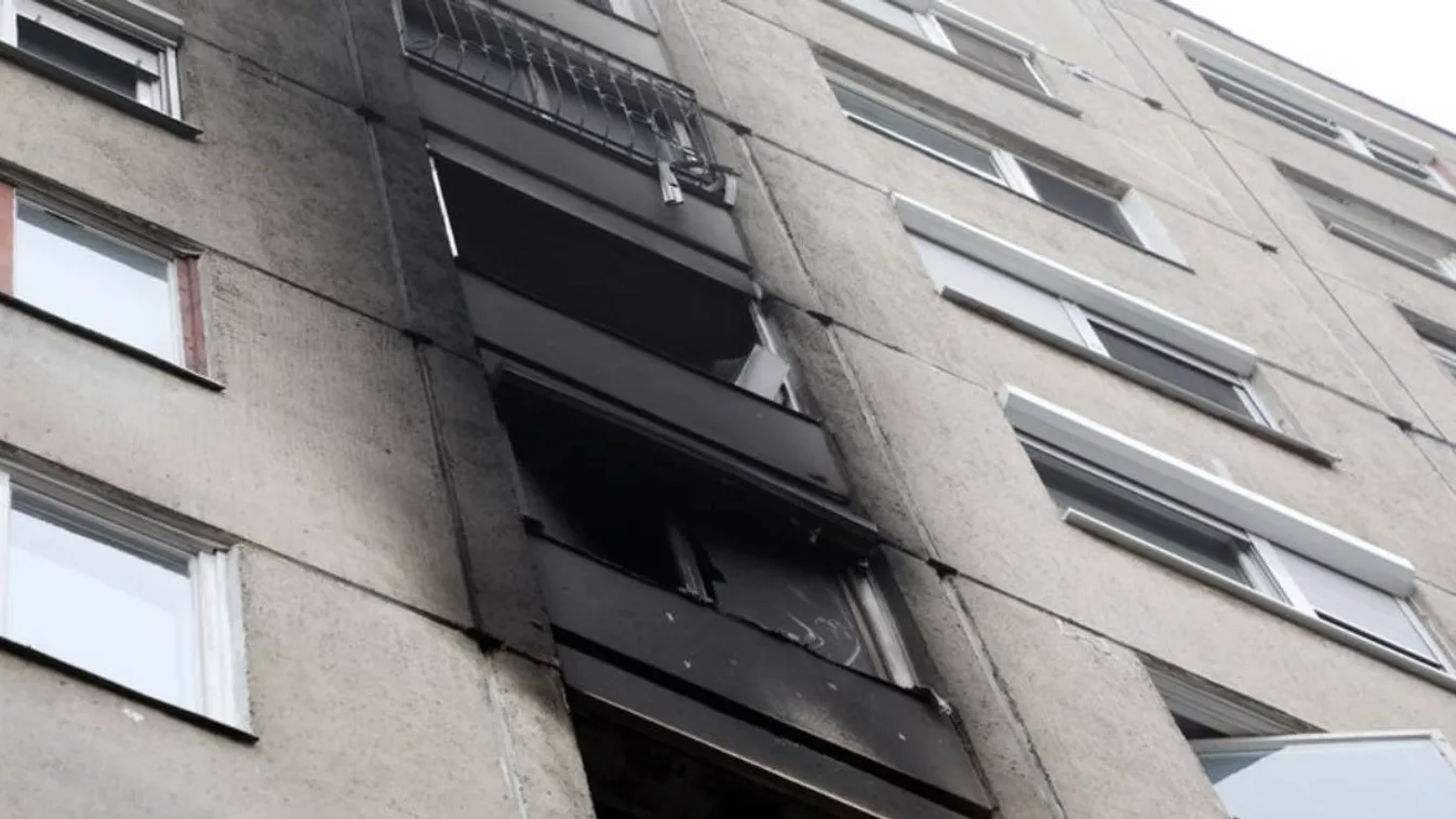 Tűzoltók munkája közben lőtték a robbanószereket - videó