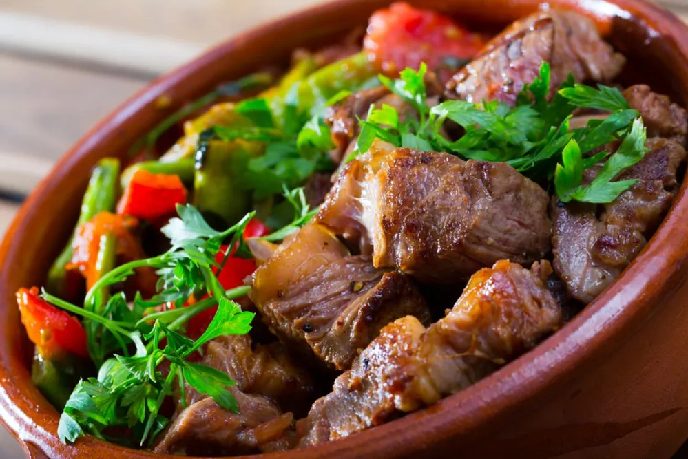 Clay,Pot,With,Juicy,Pieces,Of,Stew,Meat,Mixed,With