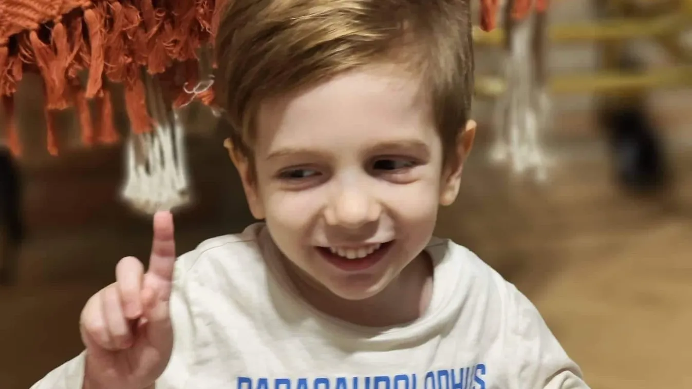 Ilyen ügyes kiskukta: már kenyértésztát dagaszt Zente