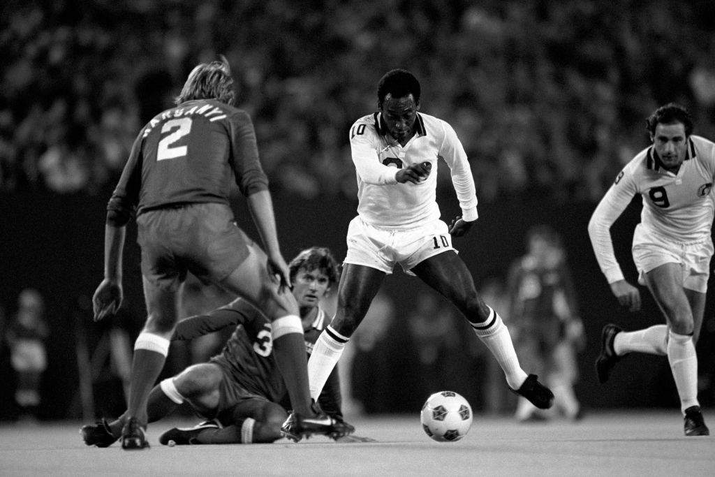 Pelé és Harsányi (háttal) egymás ellen
