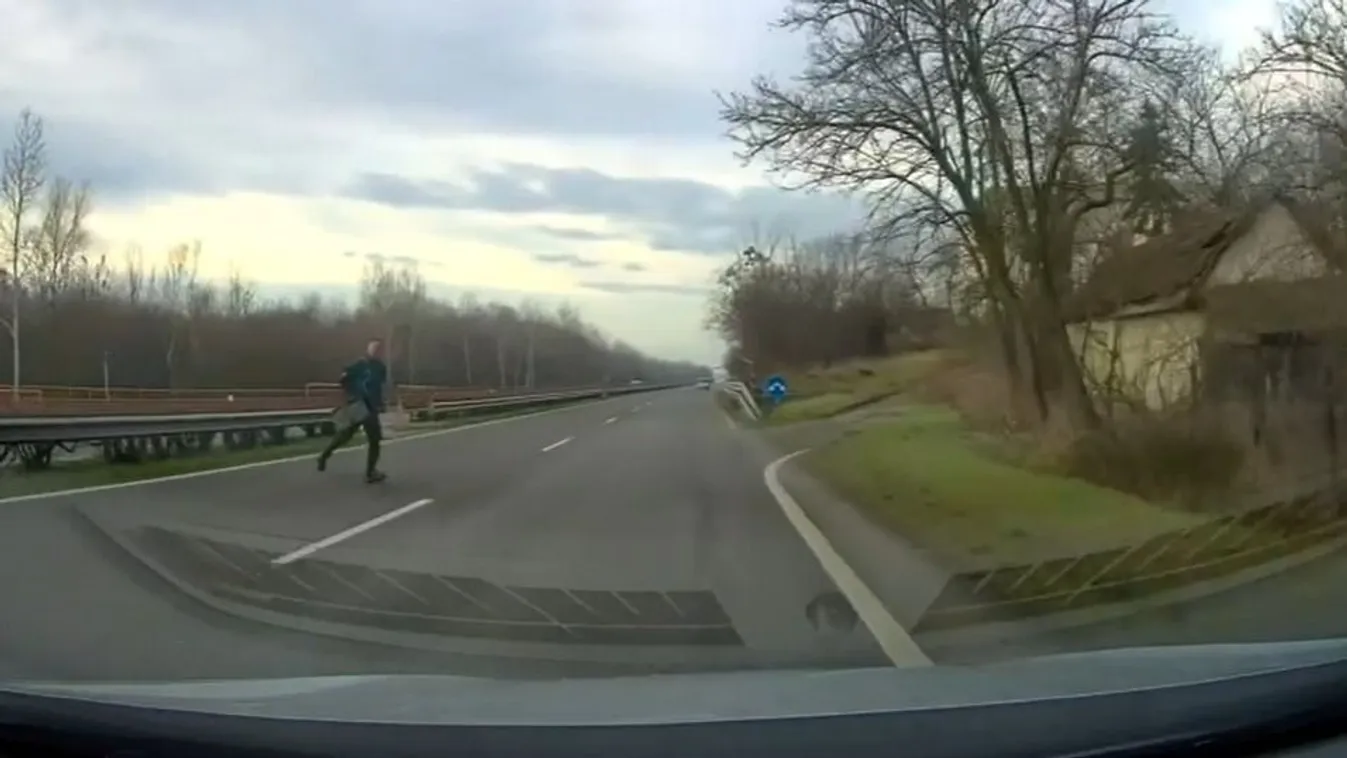 Őrület: egy táskás férfi le-fel rohangál a 47-es úton