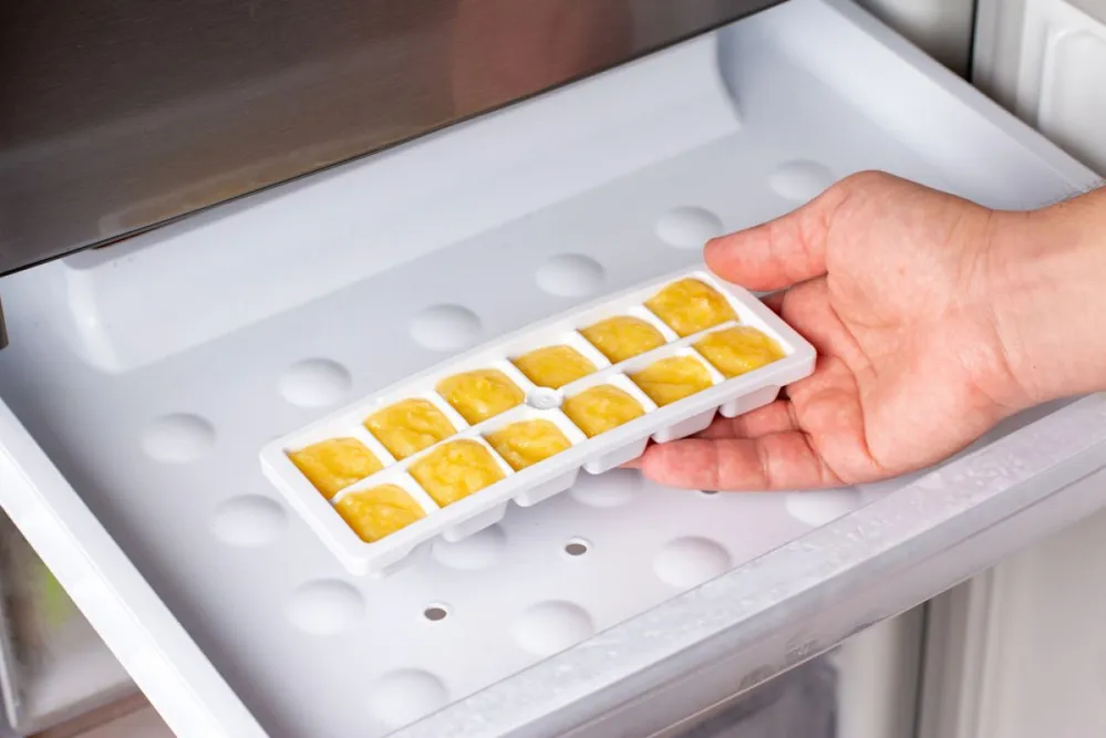 Frozen,Lemon,Juice,Cubes,In,Tray,In,The,Freezer