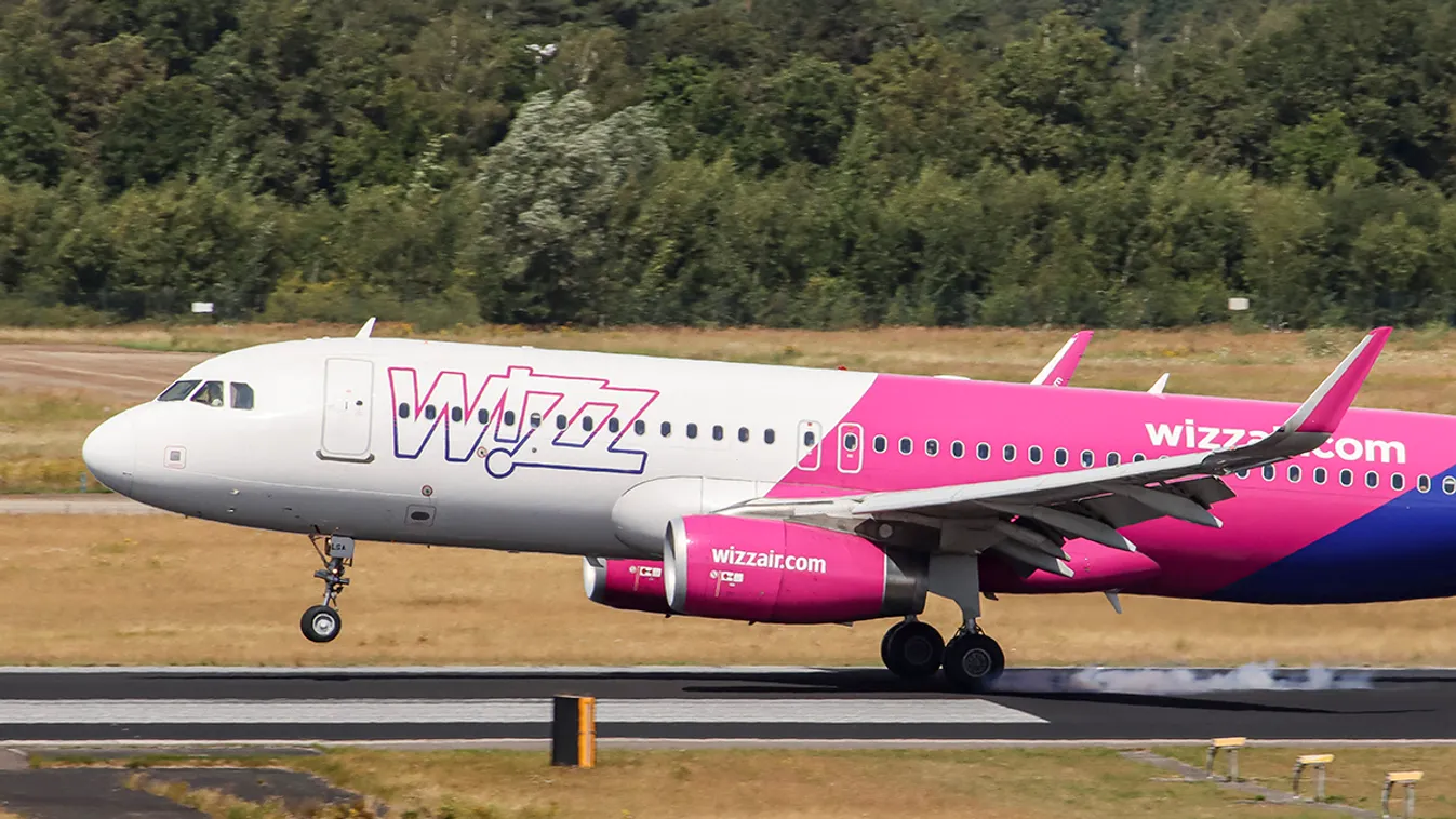 Rendőrök szedték le a dühöngő világsztárt a magyar gépről