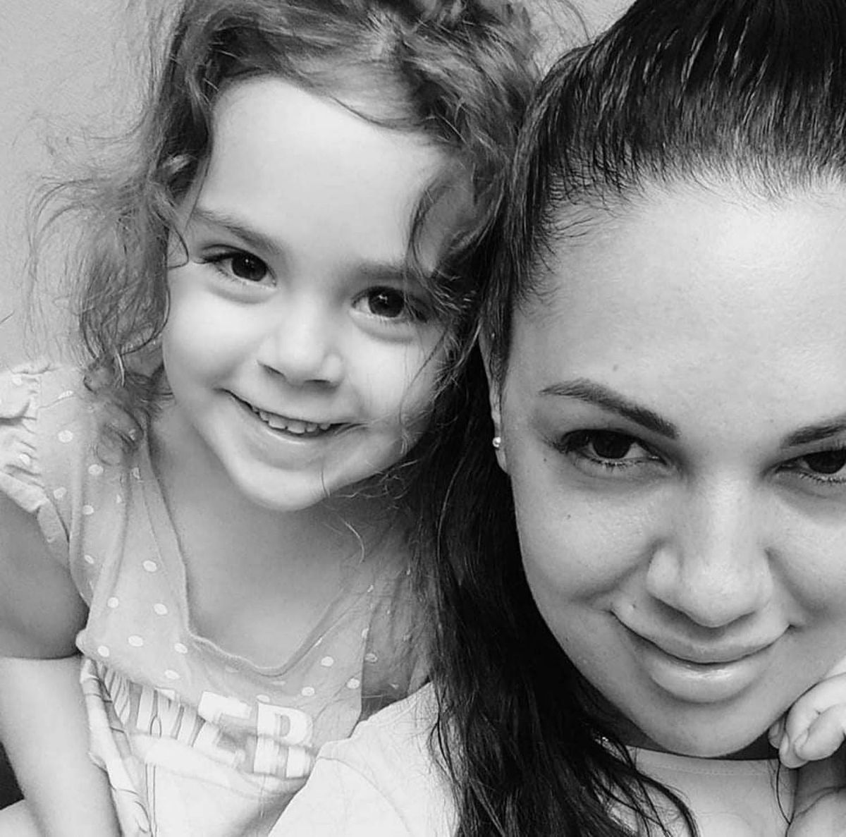 Vanda, 4 éves agydaganatot túlélő kislány, valamint édesanyja