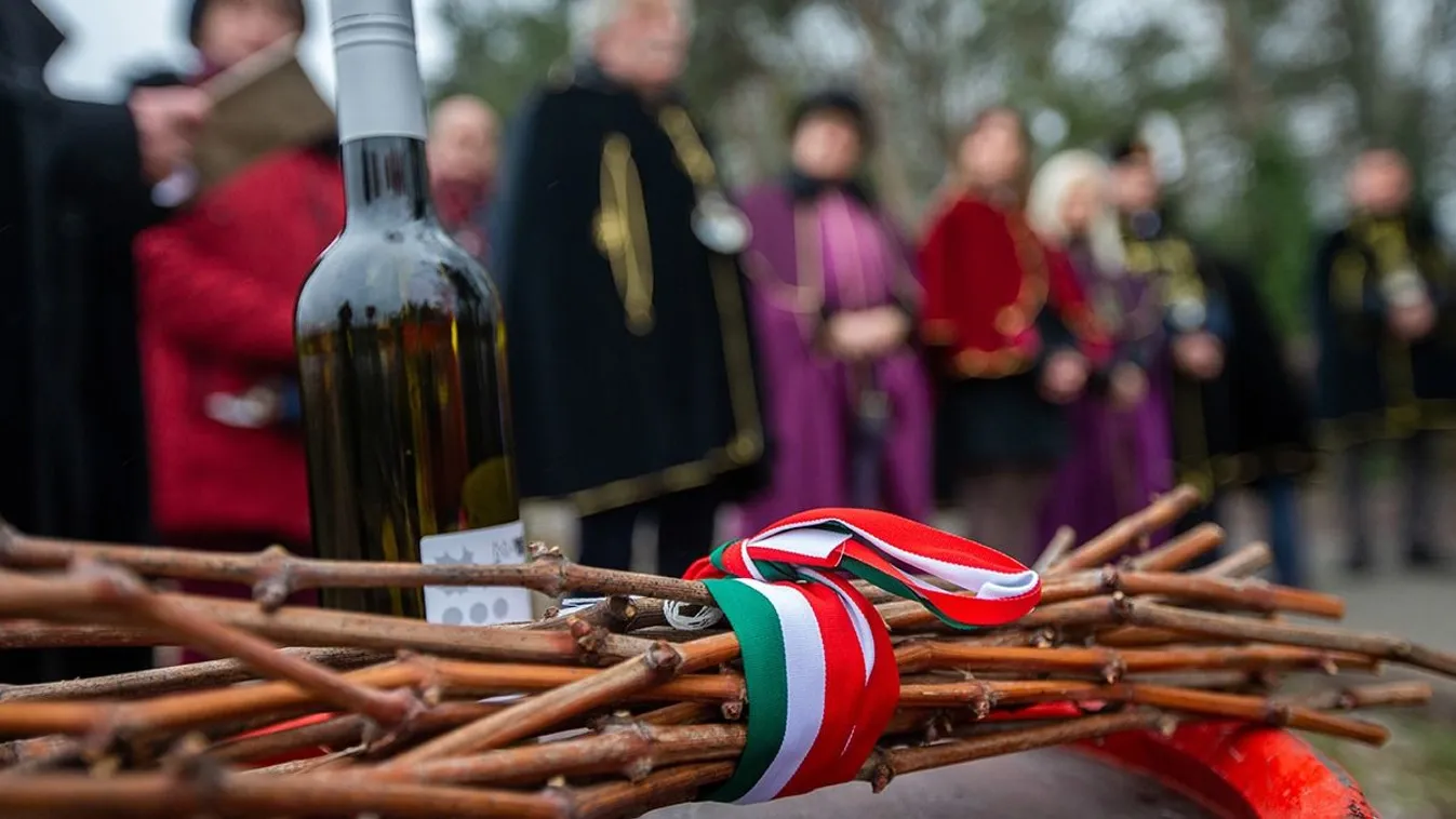 Most akkor hozza a bort Vince, vagy inkább viszi?