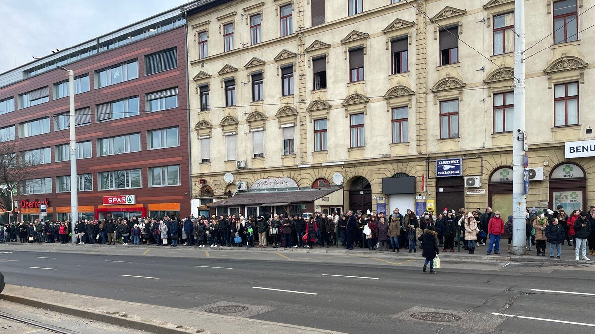 Nagy a baj Budapesten, tömegek várakoznak a pótlóbuszra