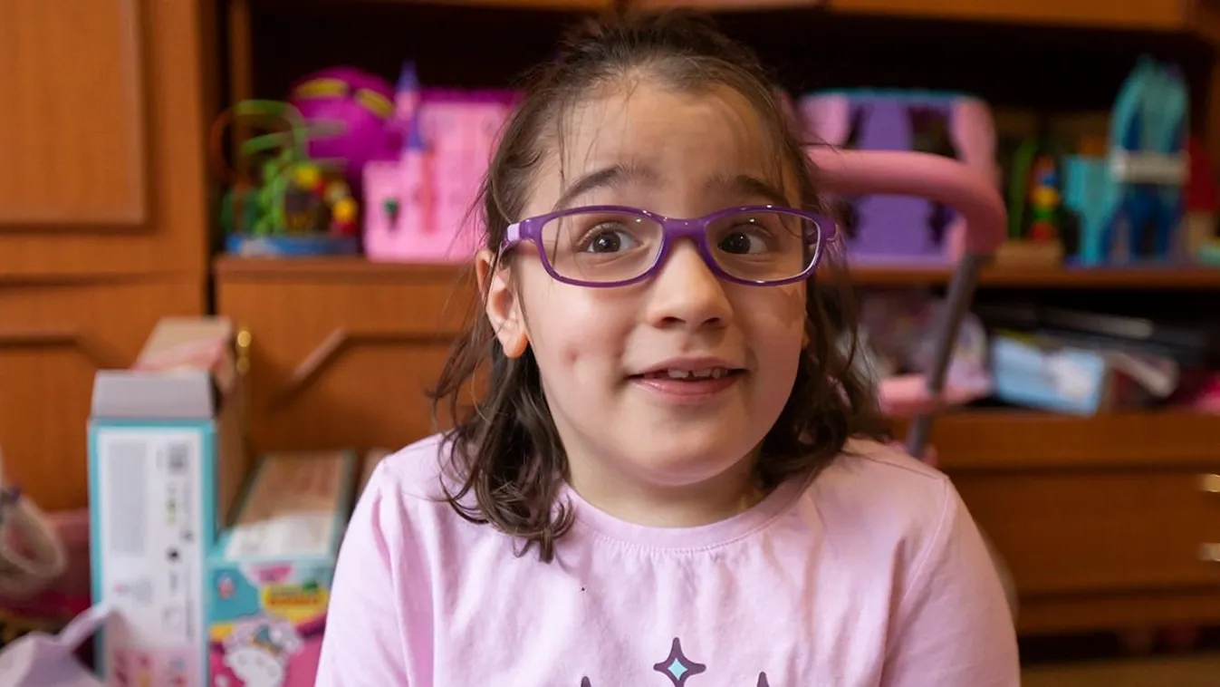 Mosolyogva harcol a csontrákkal a 7 éves Hannácska