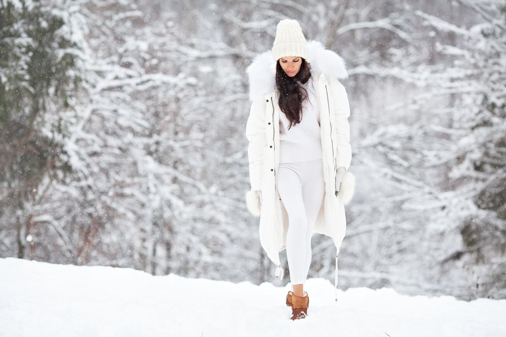 Beautiful,Woman,Wearing,Fashionable,Winter,Clothes,(white,Down,Jacket,,Knitted