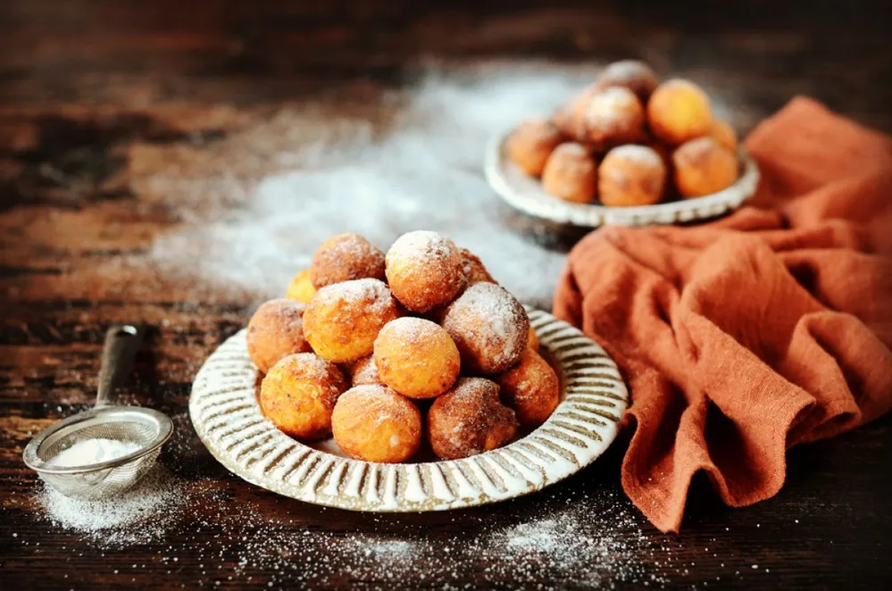 Cottage,Cheese,Donuts,In,A,Ceramic,Dish,On,A,Dark