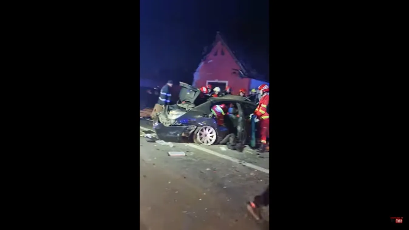 A ház tetejének csapódott a kocsi Fehér megyében - videó