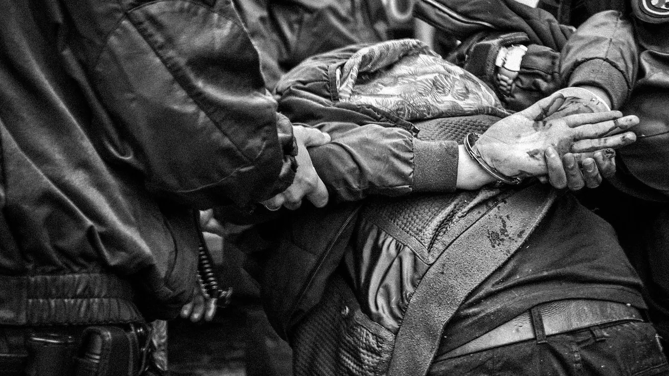 Kamaszfiú szúrta lábon a rendőrt Fejér vármegyében