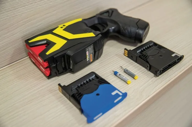 A rendőrség TASER X2 elektromos sokkoló eszköze
