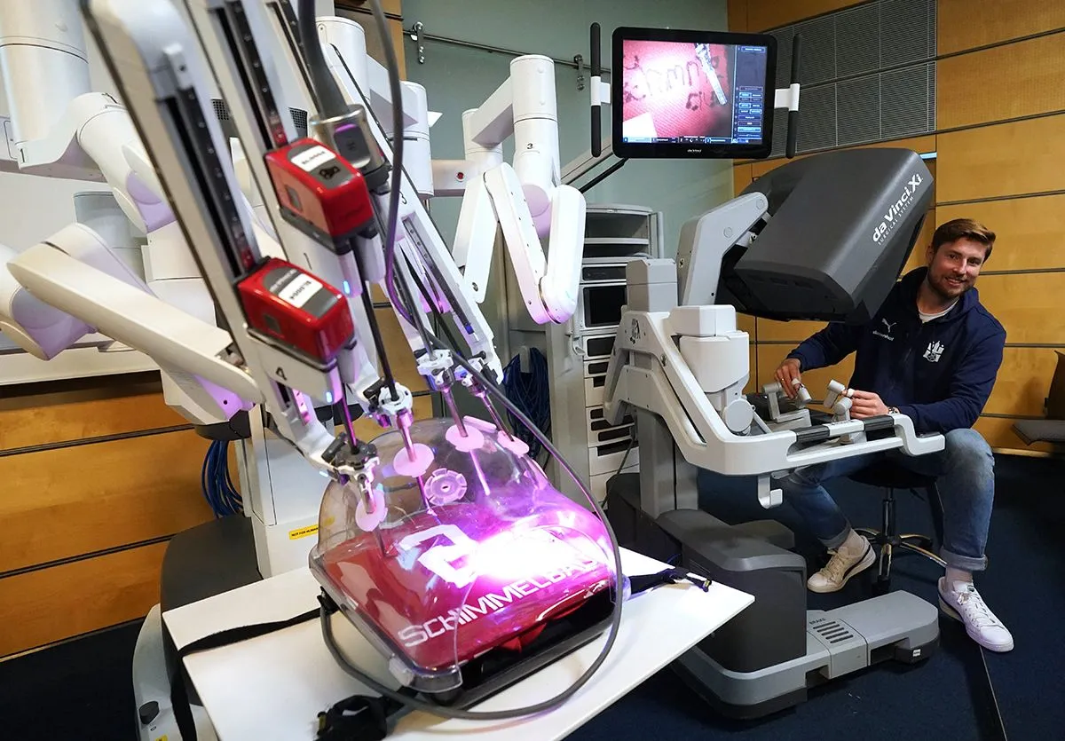 Surgical robot Da Vinci signs HSVH jersey