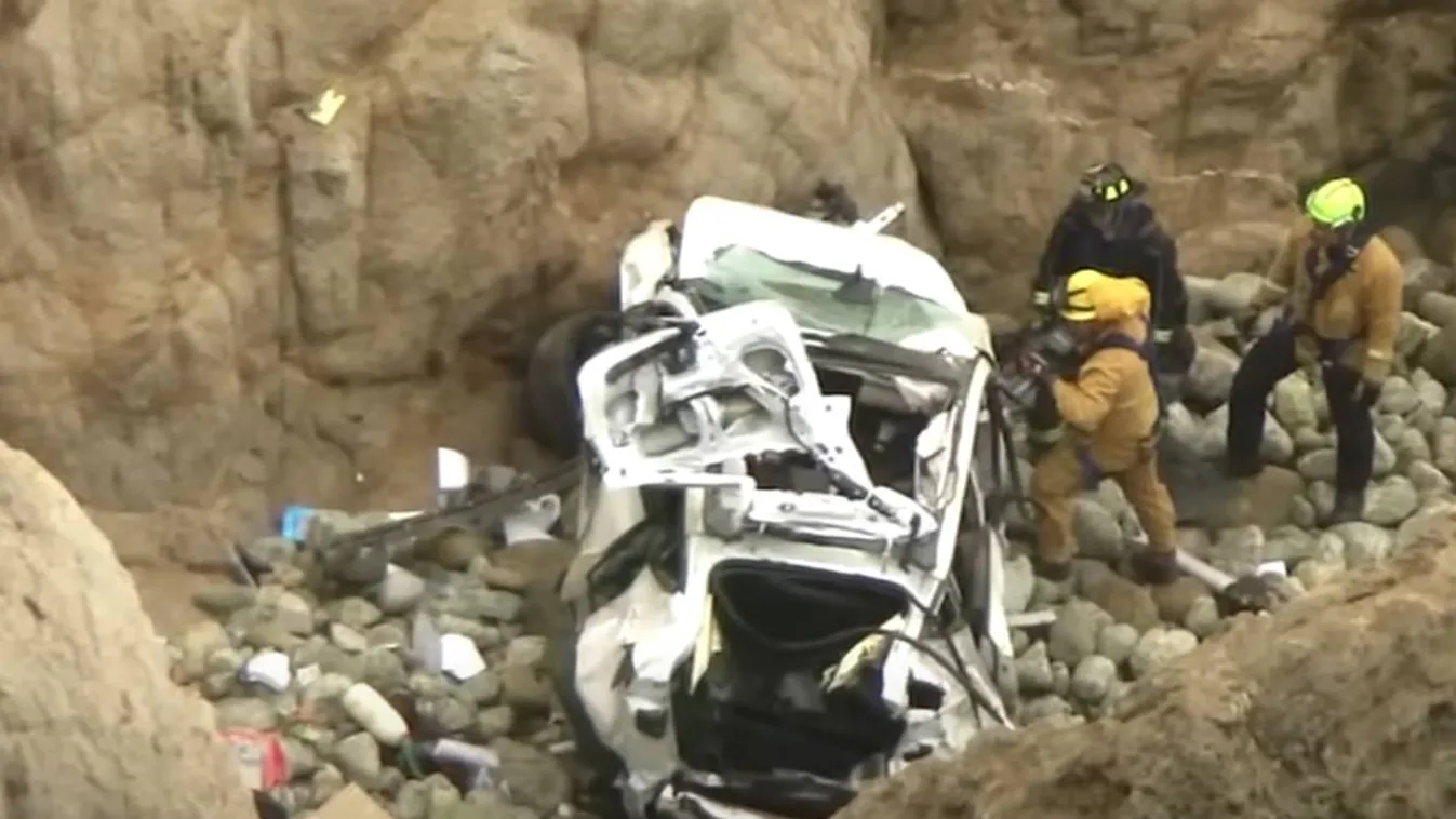 Igazi túlélők: 75 métert zuhant a mélybe kocsijával a család