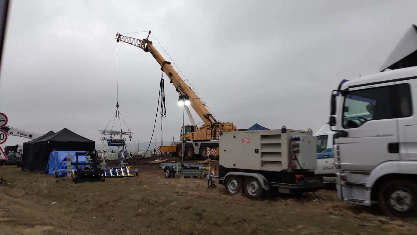 Vajon mit művel Spielberg a kotrógépekkel a magyar faluban?