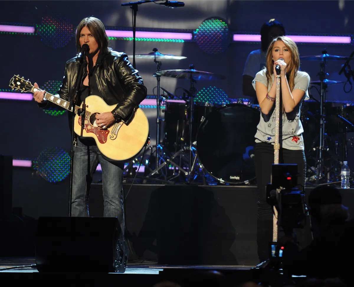 Bizarr indokból perelték be Miley Cyrus apját