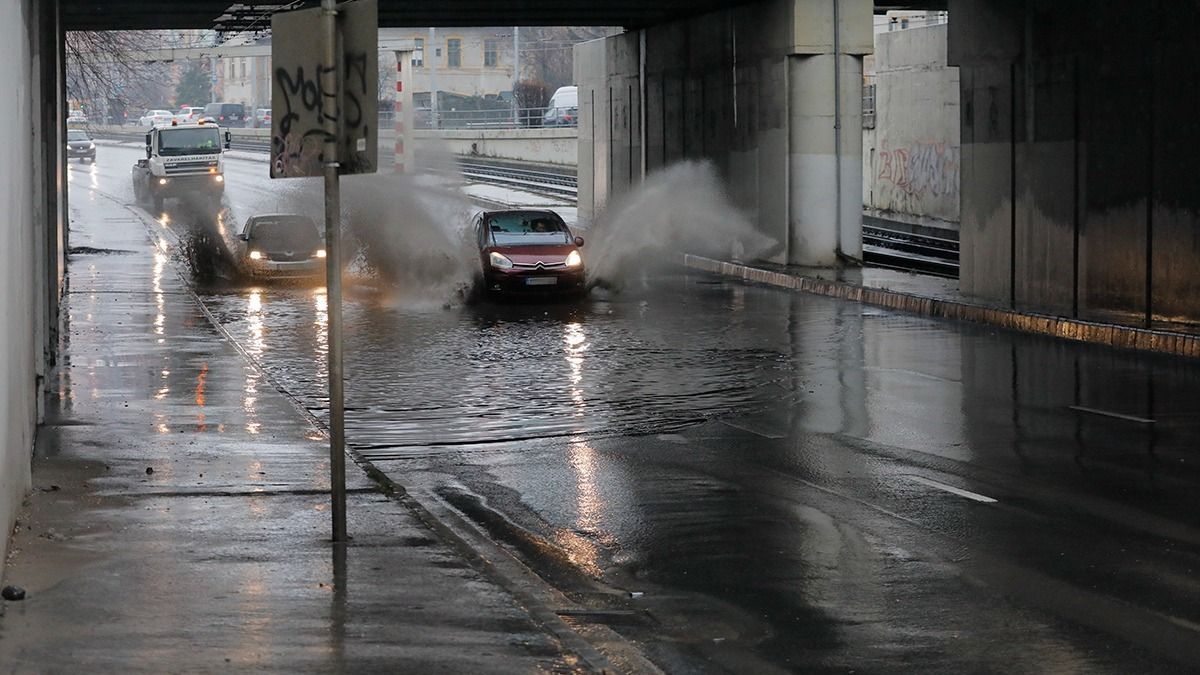 Napokon át állt a víz a budapesti aluljáróban – videó