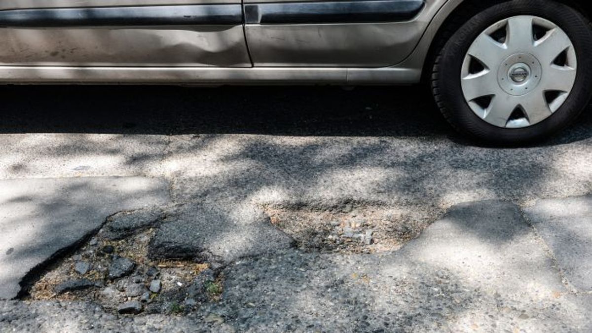 Óriási ötlet, így küzdött egy nyugdíjas a kátyúk ellen