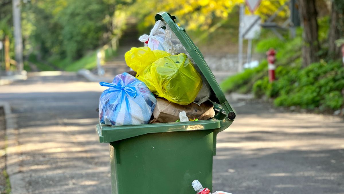 Elgázolta a szomszédasszonyt, mert az ő kukájába pakolt