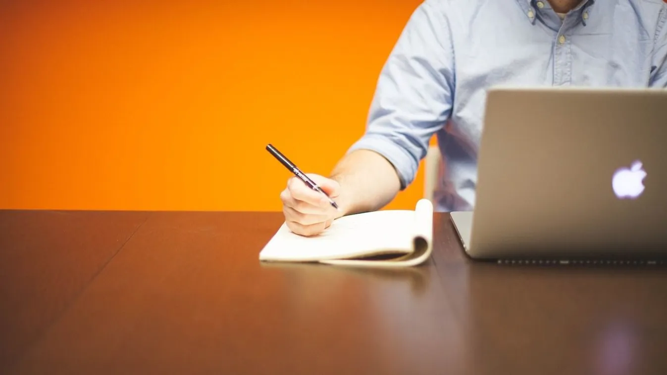 Őskövületnek nevezték, 16 milliós kártérítést kapott